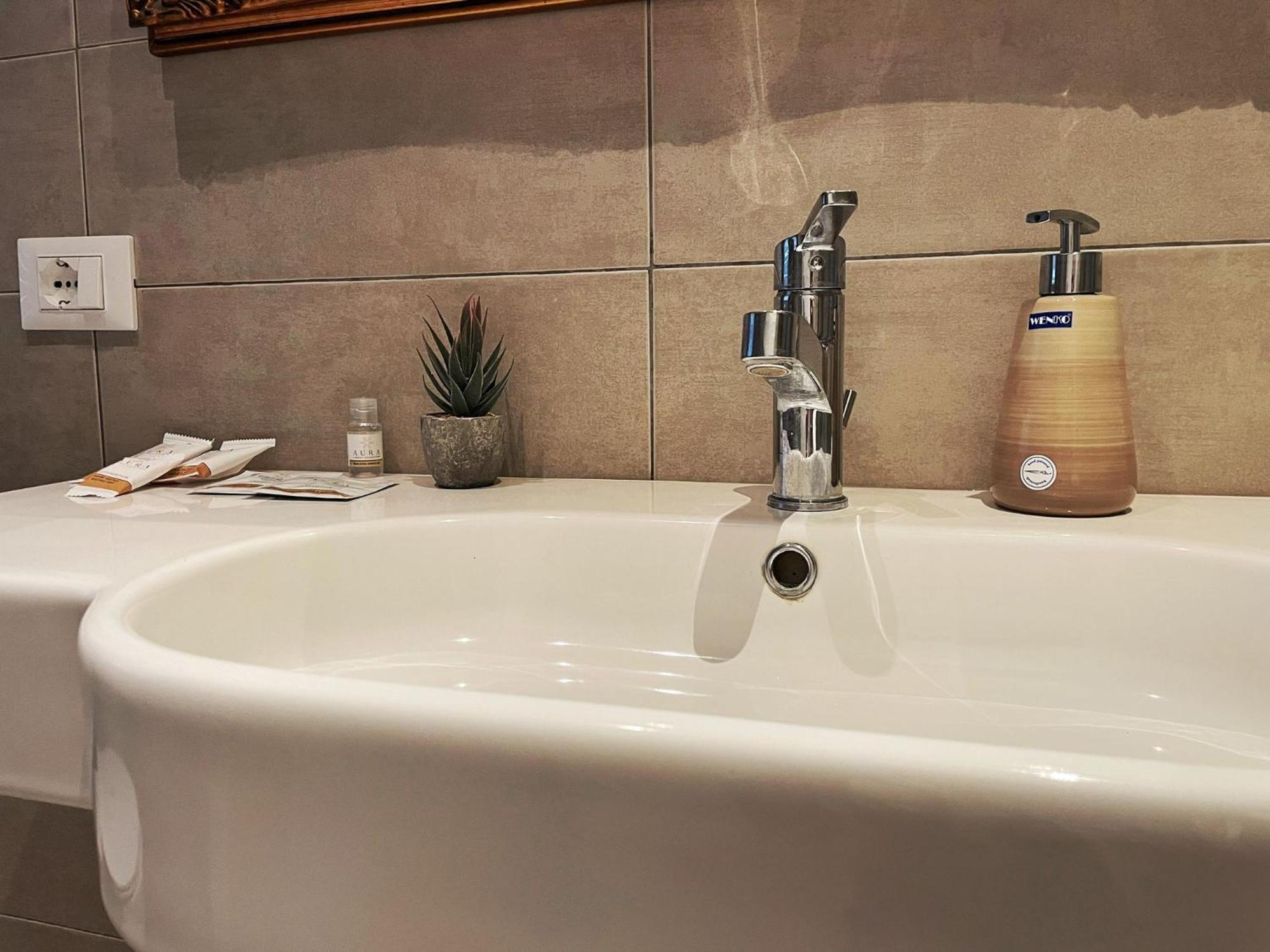Alla Scaletta - Stanze Con Bagno Privato E Wifi A Pochi Passi Dal Duomo Mirandola Exterior photo