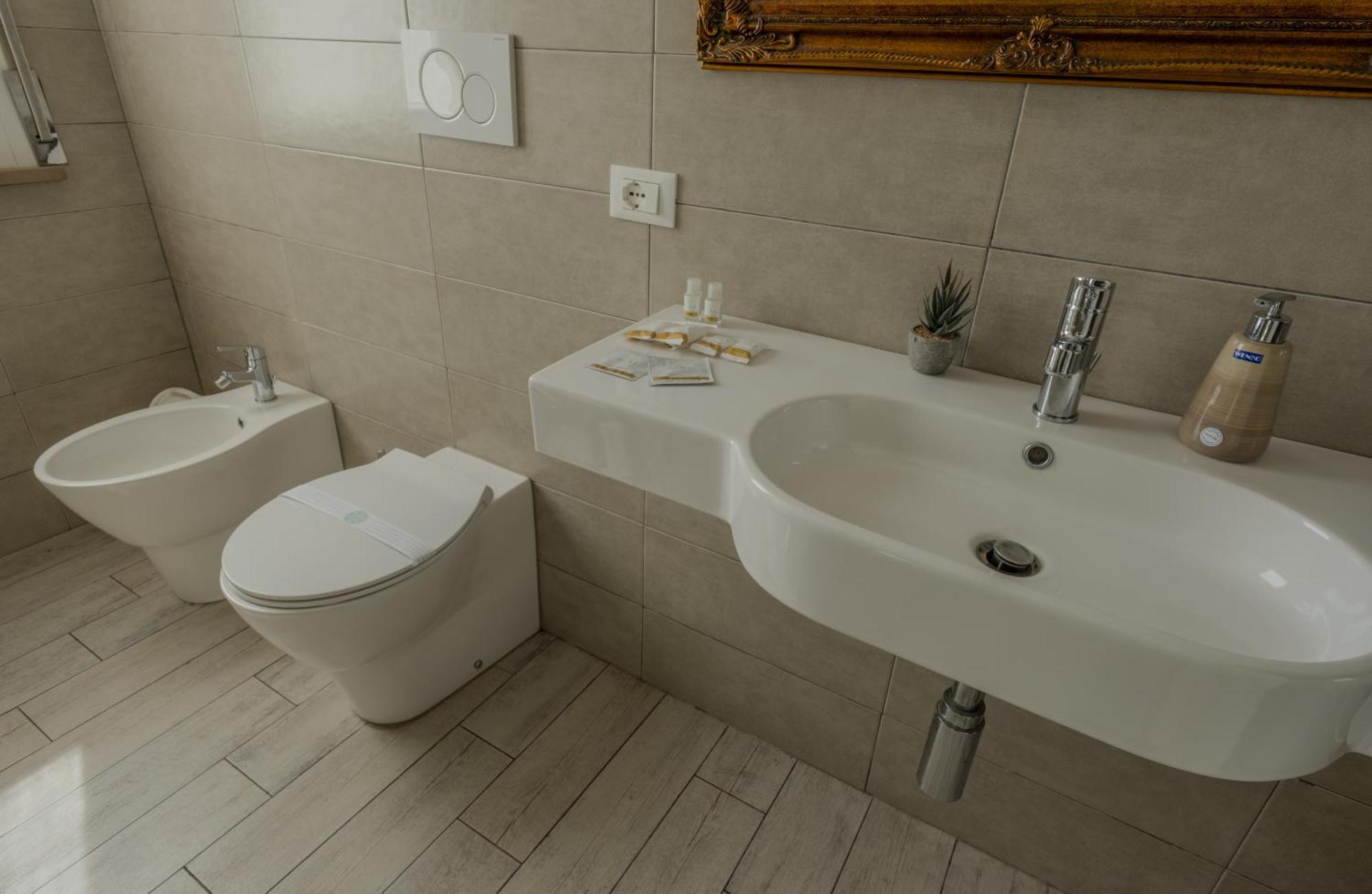 Alla Scaletta - Stanze Con Bagno Privato E Wifi A Pochi Passi Dal Duomo Mirandola Exterior photo